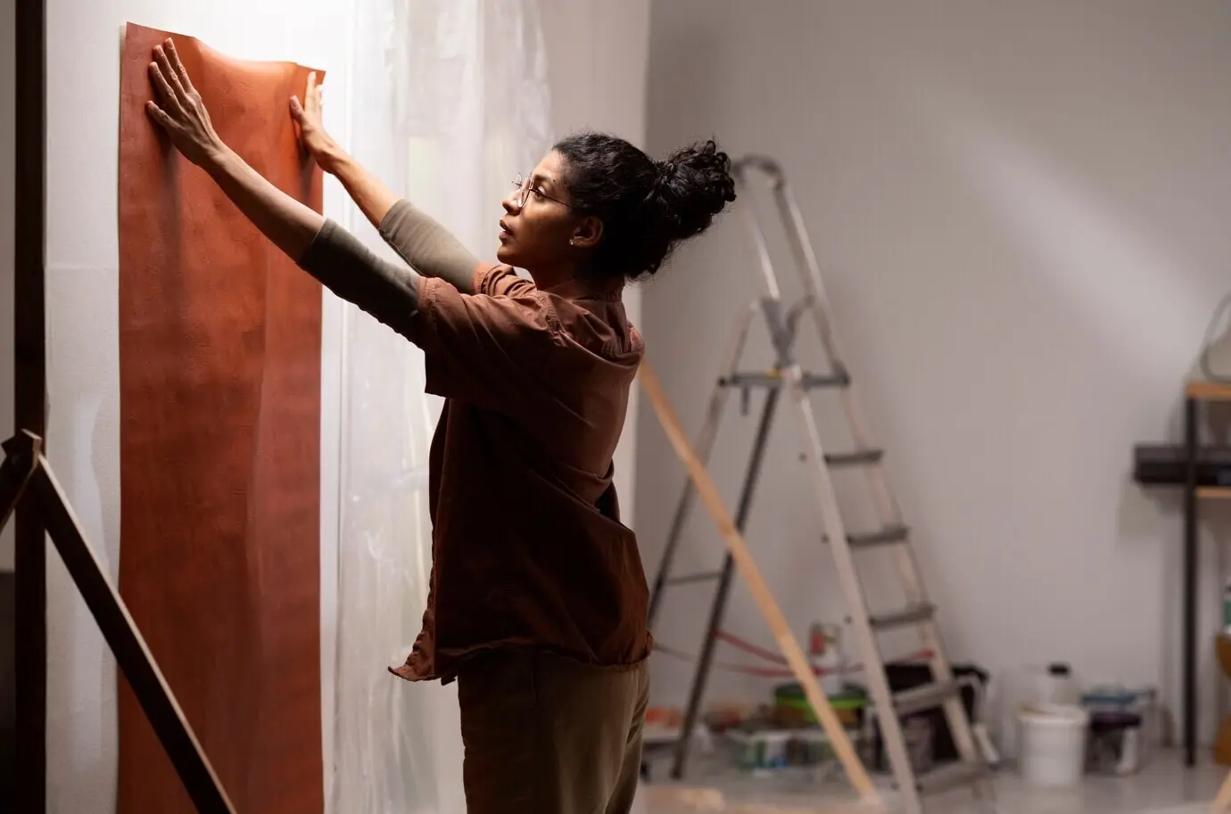 Szenenbildner bei der Arbeit in Innenräumen