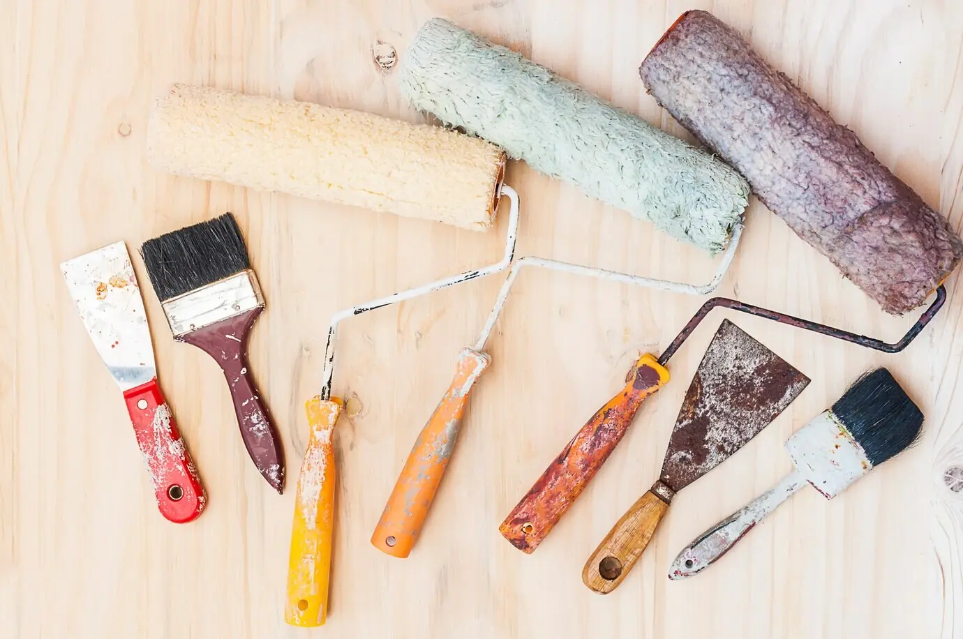 Altes Malerpinsel-Set, Handwerkzeug, auf weißem Holzuntergrund